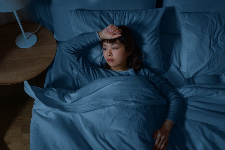 夜中に目が覚める原因は?9つの対処法とおすすめのサプリメントを紹介 | 暮らしのクリップ