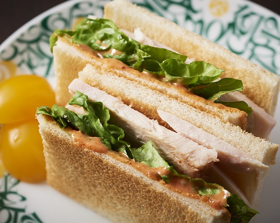 サラダチキンとレタスのサンドの画像