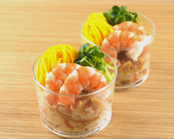 ★新メニュー★えびと錦糸卵のカップちらし寿司（五目寿司のたね）の画像